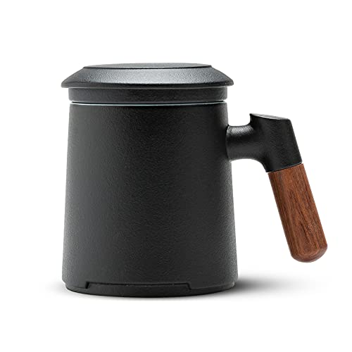 ZENS Teetasse mit Deckel und Sieb, 360 ml Holzgriff Teebecher mit Teesieb und Deckel für Losen Tee, Matte Keramik Teetassen Geschenke für Teeliebhaber, handgesprühte Schwarze Glasur von ZENS