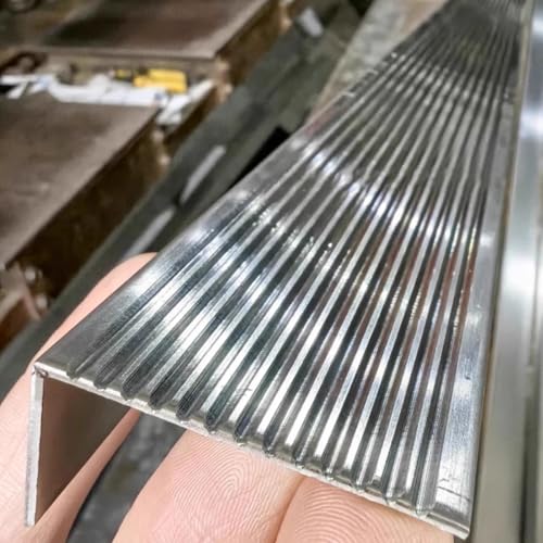 ZGHQHCDRH Robuster Stufenkantenschutz aus Edelstahl, 1–1,6 m, for Außentreppenkanten, zur Rutschfestigkeit und ästhetischen Verbesserung(W2.5cm L100cm) von ZGHQHCDRH