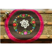 Runde Tischdecke Dekoriert Mit Vintage Stickerei Und Häkeln von ZNeedleworks