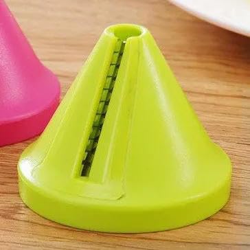 Gurkenschneider Küchenwerkzeug Gemüse Obst Multifunktions-Spiralschredder Schäler Manuelle Kartoffelkarotten Rettich Rotierende Reibe Küchenzubehör-01(Green) von ZONSHJDKR