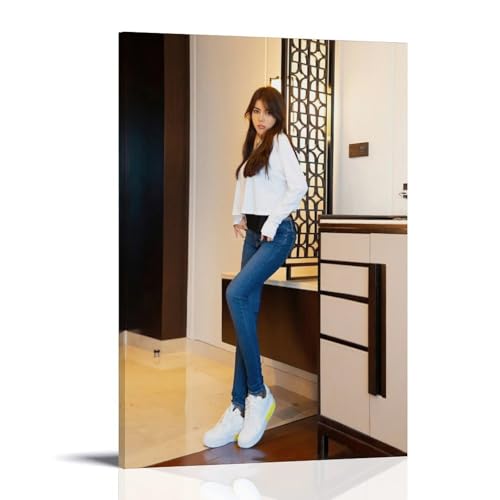 ZOZO HOUSE Girl Posing at The Door Schlafzimmer 08x12inch(20x30cm) von ZOZO HOUSE