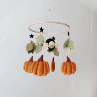 Handgemachter Kürbis Baby Mobile Herbst Dekor von ZOZOtoys