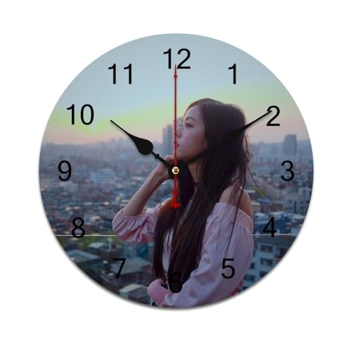 ZRCLXLVU Jisoo Silent Sweep PVC-Wanduhr kombiniert minimalistische Ästhetik mit leichter rahmenloser Konstruktion, ideal für Schlafzimmer, Büros oder Arbeitszimmer. ZRCLXLVU Jisoo Silent Sweep PVC-Wanduhr kombiniert minimalistische Ästhetik mit leichter rahmenloser Konstruktion, ideal für Schlafzimmer, Büros oder Arbeitszimmer. von ZRCLXLVU