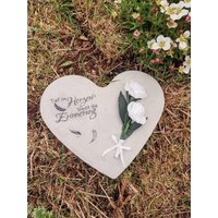 Herz Aus Beton Mit Schriftzug Und Kunstrose Grabschmuck Trauer Grabgesteck Grabherz Herz Aus Beton Mit Schriftzug Und Kunstrose Grabschmuck Trauer Grabgesteck Grabherz von ZSOBDeko