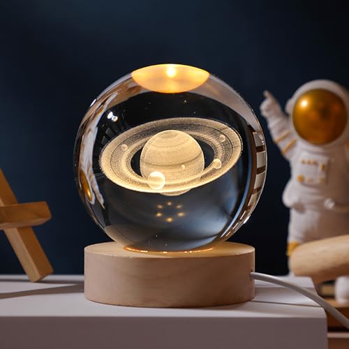 ZVO 3D Kristallkugel Nachtlicht, 3D Planeten LED Lampe, Nachtszene Astronomie LED Ball Lampe mit Holzsockel, USB Sonnensystem Planet Glaskugel für Geburtstag Kinder Weihnachten Deko(6cm Saturn) von ZVO