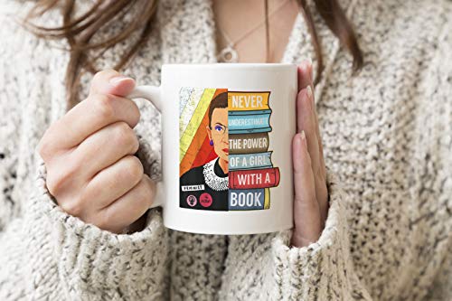 Never Underestimate Power of A Girl With Book RBG Ruth feminism Weißer Becher Kaffee Tee Mug Cup 330 ml Becherschale Tasse von ZYDUVA