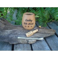 Personalisierter Mate - Traditionelles Algarrobo Holz, Argentino Tasse + Stroh Namen, Initial, Bonus Ein Löffel Yerba Mate, Argentinian von ZagannGifts