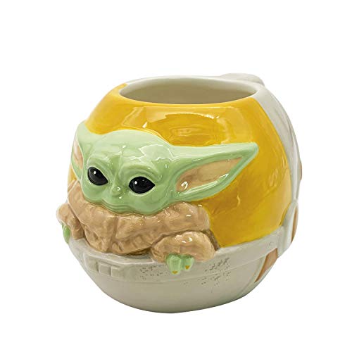 Zak Designs Star Wars The Mandalorian The Child Skulpted Ceramic Coffee Mug Collectible Keepsake with Unique 3D Character, 473.6 g, Baby Yoda in Cradle (SWSC-8515) von Zak Designs