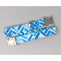 Blaues Aquarell Herringbone Hundehalsband, Chevron, Zig Zag, Männchen, Weibchen, Mädchen, Haustierhalsband Mit Metallschnalle, Welpe, Black Friday von ZaleyDesigns