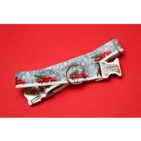 Weihnachtstrucks Personalisiertes Hundehalsband, Go Tagless Gravierter Name & Telefonnummer Auf Metallschnalle, Weihnachtsbaum, The Endurance von ZaleyDesigns