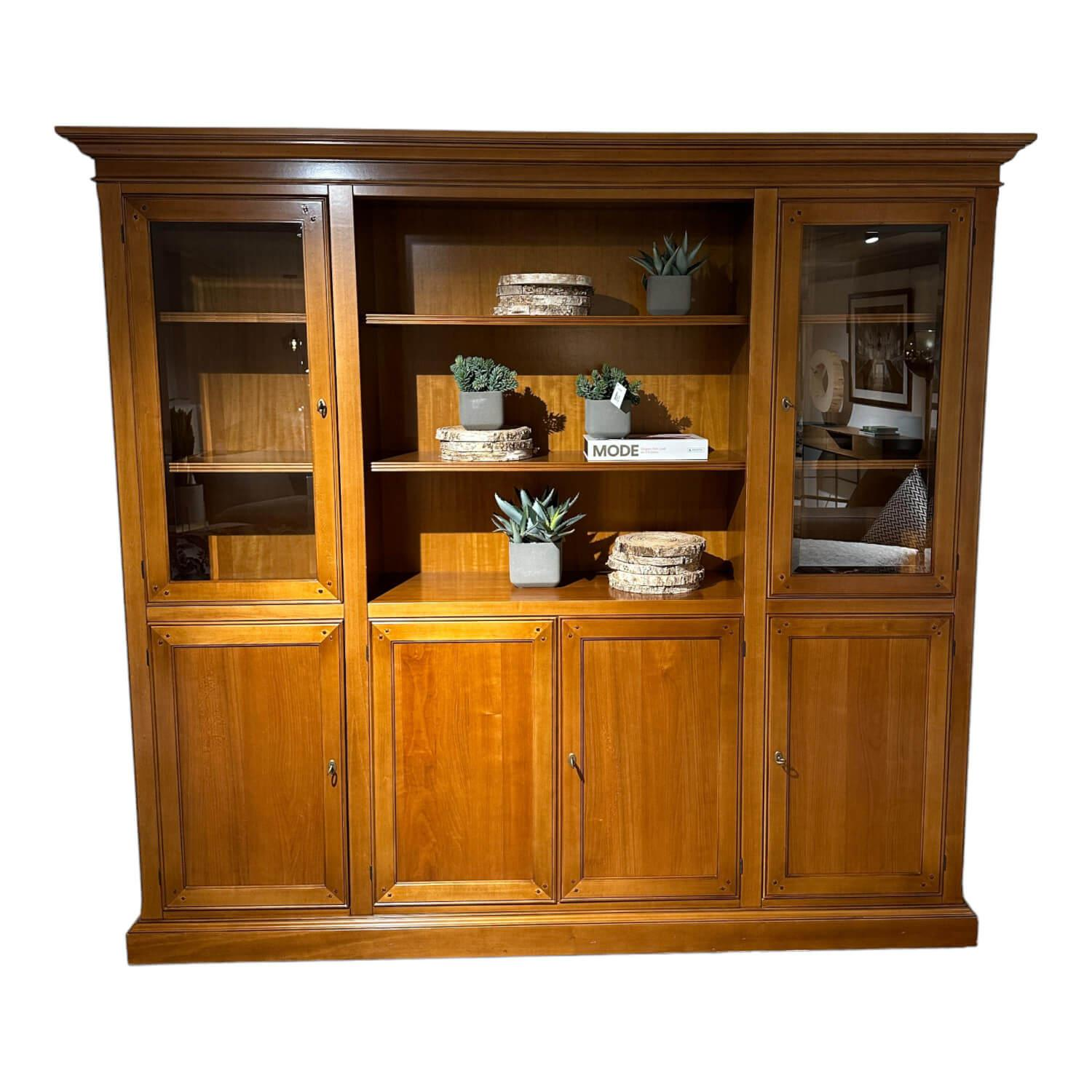 Vitrinie Kings College Vollholz Nussbaum Z 48 Kornfarbig Gewischt Beschläge Flor... Vitrinie Kings College Vollholz Nussbaum Z 48 Kornfarbig Gewischt Beschläge Flor... von Zanchettin