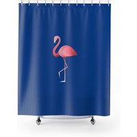 Flamingo - See Leben Lake House Hütte Dekor Royal Blue Duschvorhang von ZanyOnline