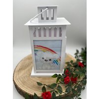 Personalisierte Laterne Fürs Grab Mit Wunschtext Grablicht Grabschmuck Bär Regenbogen Schwarz O. Weiß Windlicht Trauerlicht Grablaterne Personalisierte Laterne Fürs Grab Mit Wunschtext Grablicht Grabschmuck Bär Regenbogen Schwarz O. Weiß Windlicht Trauerlicht Grablaterne von ZaraTiv