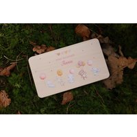 Brettchen Tiere Mit Luftballons, Personalisiertes Brettchen, Hier Krümelt, Babygeschenk, Geschenk Geburt, Taufgeschenk, Frühstücksbrettchen von Zartmutig