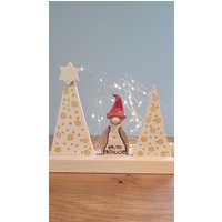 Weihnachts-Deko , Geschenkidee , Freude, Wichtel Im Wald, Handgefertigte Keramik, Holzschiene, Weihnachten, Adventsdeko, Wichtelgeschenk von Zauberhaftkeramik