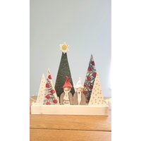 Weihnachts-Deko , Geschenkidee , Freude, Wichtel Im Wald, Handgefertigte Keramik, Holzschiene, Weihnachten, Adventsdeko, Wichtelgeschenk von Zauberhaftkeramik