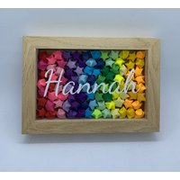 Holzfarbener Bilderrahmen Name | Wahlfrei Mit Glückssternen in Bunten Regenbogen-Farben Holzfarbener Bilderrahmen Name | Wahlfrei Mit Glückssternen in Bunten Regenbogen-Farben von Zauberspruch