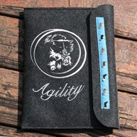 Leistungsmappe Border Collie Mit Wunschname Bestickt Für Hundesport Leistungskarte Agility Leistungsmappe Border Collie Mit Wunschname Bestickt Für Hundesport Leistungskarte Agility von Zauberstiche