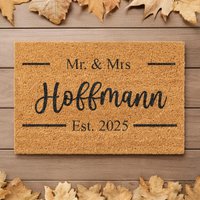 Fußmatte Personalisierbar Aus Kokos „Mr. & Mrs." Mit Familienname Und Jahr | Hochzeitsgeschenk Geschenk Für Frisch Verheiratete Fußmatte Personalisierbar Aus Kokos „Mr. & Mrs." Mit Familienname Und Jahr | Hochzeitsgeschenk Geschenk Für Frisch Verheiratete von ZauberzeugsDE