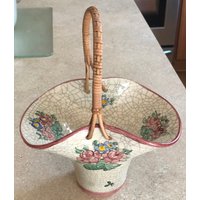Vintager Herbst Keramikgeflecht Langen Griff Candy Korb Einzigartige Mid Century Custom Geätzte Blumen Lila Kanten von ZaverJewelry