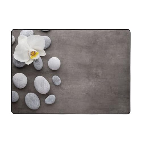 Zcmkjlg Flanell-Teppich mit weißer Blume und Steindruck, 203 x 147 cm, weicher, rutschfester Teppich, Wohnzimmermatte, große weiche Couchtischmatte Zcmkjlg Flanell-Teppich mit weißer Blume und Steindruck, 203 x 147 cm, weicher, rutschfester Teppich, Wohnzimmermatte, große weiche Couchtischmatte von Zcmkjlg