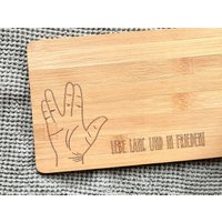 Lebe Lang Und in Frieden - Holzbrettchen Graviert, Frühstücksbrettchen Spock Für Trekkies, Dekobrettchen Raumschiff von Zehn5Manufaktur