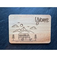 Personalisiertes Frühstücksbrettchen, Camping Wohnwagen, Holzbrettchen Graviert Mit Name Und Motiv Personalisiertes Frühstücksbrettchen, Camping Wohnwagen, Holzbrettchen Graviert Mit Name Und Motiv von Zehn5Manufaktur