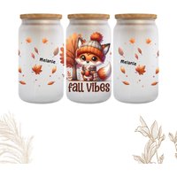 Personalisiertes Glas Mit Bambusdeckel - "Fall Vibes" Design Fuchs & Herbstblättern Name Individuell Herbstglas Becher Geschenkide Personalisiertes Glas Mit Bambusdeckel - "Fall Vibes" Design Fuchs & Herbstblättern Name Individuell Herbstglas Becher Geschenkide von Zeilenschaetze