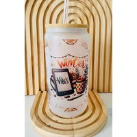 Weihnachts-Trinkglas „Winter Vibes" - E-Book Reader Geschenk von Zeilenschaetze