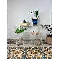 Vintage Acrylic Trolley | Lucite Bar Cart On Wheels 1970S Plexiglass Record Stand Space Age Side Table Mid Century Modern Transparent Vintage Acrylic Trolley | Lucite Bar Cart On Wheels 1970S Plexiglass Record Stand Space Age Side Table Mid Century Modern Transparent von ZeitkapselVintage