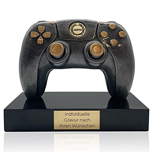 Gaming Deko Controller Pokal | Gamer Geschenk Personalisiert | Geschenkideen für Männer mit Wunschtext | Zocker Gadget Trophy in 4 Varianten | Boyfriend Gift E-Sport Pokal (Controller 5) von Zelaro