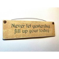 Never Let Yesterday Fill Up Your Today/Handgefertigtes Holzschild Mit Vintage Draht Schriftzug Cranberry Oder Grün 9.5" X 3" Tolles Geschenk von ZellnerPrimitives