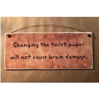 Lustiges Badezimmer Schild Toilettenpapierwechsel Schadet Nicht Dem Gehirn von ZellnerPrimitives