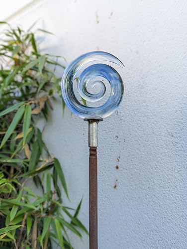 Zen Man Gartendeko Gartenstecker aus Rost mit Spiralglas-Kugel, 110 cm Höhe Glaskugel Glasdeko von Zen Man