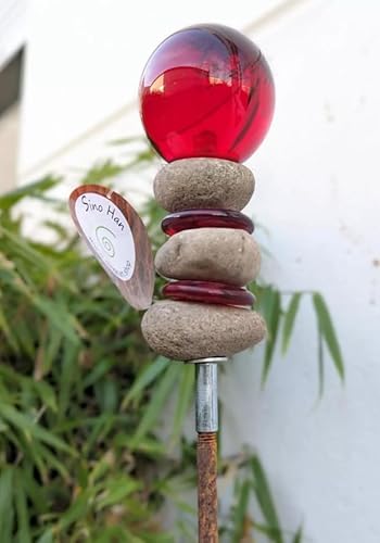 Zen Man Garteninspiration Gartenstecker H115cm mit Steinen und Glaskugel 6cm dekoriert 030962 von Zen Man