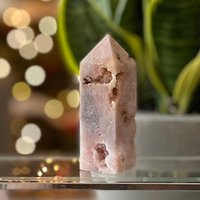 Pink Amethyst Obelisk Point Fördert Die Intuition Und Verbessert Fähigkeit Zur Traumarbeit von ZenLightEnergy