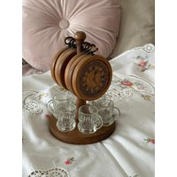 Mid Century Vintage Schnapsgläser Mit Schönen Uhrgriffen Auf Einem Holzständer von ZephyrVintageShop