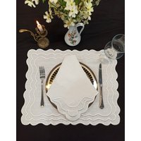 12 Stück Weiße Tischsets Und Servietten | Wiederverwendbare Kleine Geprägte Platzsets Im 6Er-Set 12 Stück Weiße Tischsets Und Servietten | Wiederverwendbare Kleine Geprägte Platzsets Im 6Er-Set von ZeyrsHome