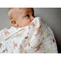 Lamas Musselin Decke | Gaze Babydecke Modernes Spucktuch Quadrat Alpaka Wickellappen Bio-Baumwollgaze von Zezling