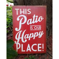 Dieser Patio Ist Unser Happy Place Distressed Wood Schild von ZietlowsCustomSigns