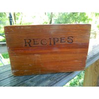Ein Jahrgang Dunklen Holz Rezept-Box, Eine Alte Holzkiste Zu Sammeln Und Teilen Sie Alle Ihre Lieblings-Rezepte, Ein Schönes Hinzufügen Einem Land von ZiggyzAttic