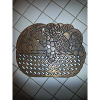 Ein Vintage Kupfer Plattiert Gusseisen Trivet-A Obst Korb Geformt Untersetzer Oder Eine Rustikale Wand-Dekor W/Kleiderbügel An Back-Hang in Einer von ZiggyzAttic