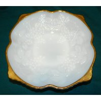 Eine Dekorative ~ Milchglas Pedastal Servierplatte, W/Trauben & Traube Blätter Auf Der Innenseite, Highlights Von Gold An Den Griffen von ZiggyzAttic