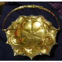 Eine Modellierte Messing-Servierplatte ~ Sockel Schale W/Griff Ein Vintage Messing Dekor Platte W/Blumen-Design Auf Unterseite von ZiggyzAttic