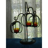 Vintage 3 Hängende Kürbisförmige Kerzenhalter. Ein Schwarzer Metallständer, Jeder Hat Einen Gelben Glas Votivhalter Und Eine Orange Batteriekerze von ZiggyzAttic