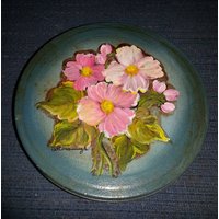 Vintage Kleine Runde Dolie Zinn, Eine Blaue Geprägt Pink Floral Ein Papier Dekorativen Nette Unterkunft Store Dolies von ZiggyzAttic