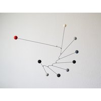 Mobile. Handgefilzte Kugeln. Schwarz-Grau-Rot. Ca. 60 X 55cm von Zimely
