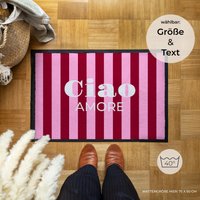 Fußmatte Mit "Ciao Amore-Streifen" Stiefelmatte, Wunschformat, Waschbar, Für Außen Und Innen, Terrasse O. Eingangsbereich, Made in Germany Fußmatte Mit "Ciao Amore-Streifen" Stiefelmatte, Wunschformat, Waschbar, Für Außen Und Innen, Terrasse O. Eingangsbereich, Made in Germany von ZimtundKokosHome