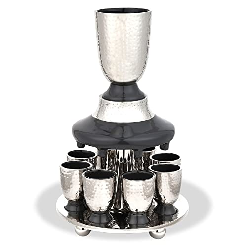 Elegantes Display Kiddush Cup Weinbrunnen-Set – gehämmertes Metall mit Emaille-Details – großer Kelch, 8 passende Schnapsbecher für Shabbat, Yom Tov, Hochzeitsgeschenke von Zion Judaica (grau) von Zion Judaica Ltd