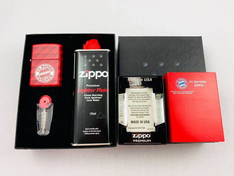 Zippo Feuerzeug FC Bayern München 540° Premium Edition rot Sturmfeuerzeug Geschenkset (inkl. praktischer Geschenkverpackung 1 x Original ZIPPO Benzin 1 x Original ZIPPO 6er Feuersteine), offizielle FC Bayern München Lizenz von Zippo